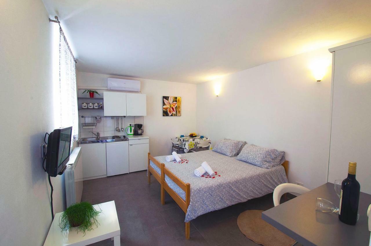 Apartment Dva Oriha Funtana Exterior photo