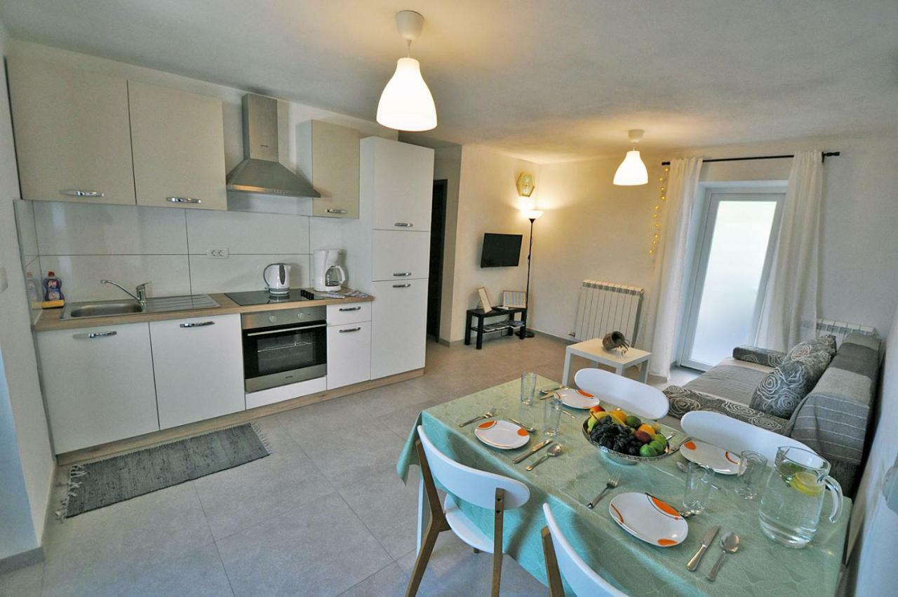 Apartment Dva Oriha Funtana Exterior photo