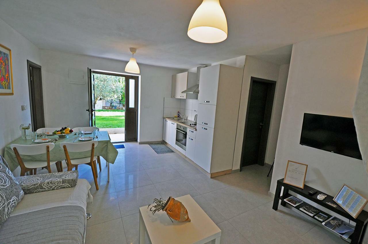 Apartment Dva Oriha Funtana Exterior photo